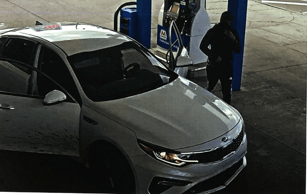 Information on a pair of alleged robbers is being sought by police after suspects took items from a Detroit gas station this week.