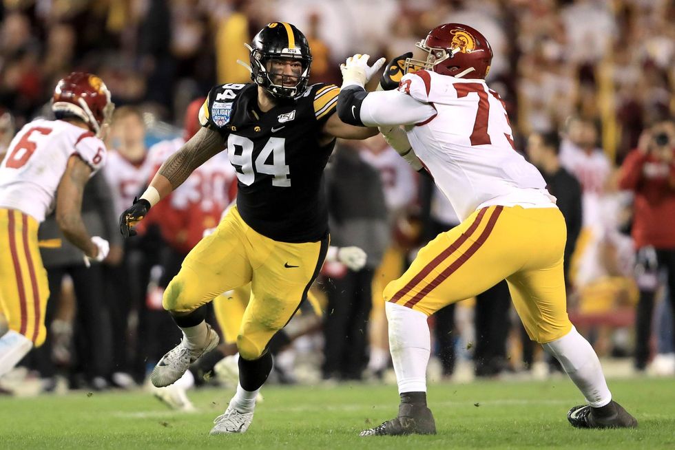Iowa pass-rusher A.J. Epenesa battling in the trenches with USC OT Austin Jackson