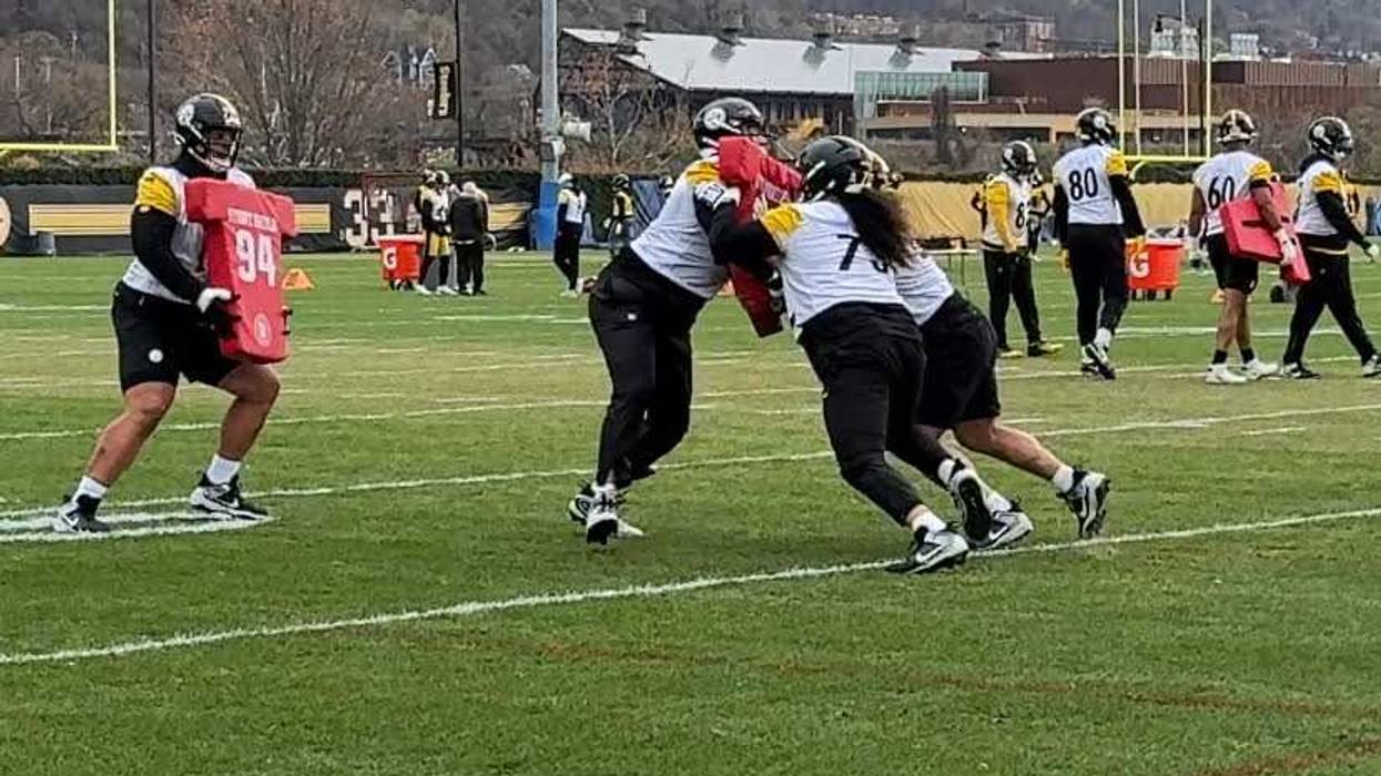 Isaac Seumalo blocking in practice