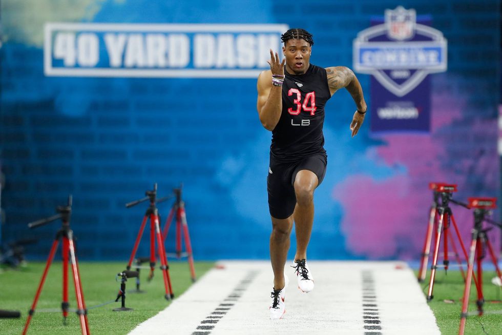 Isaiah Simmons bursts down the field at the NFL Scouting Combine.