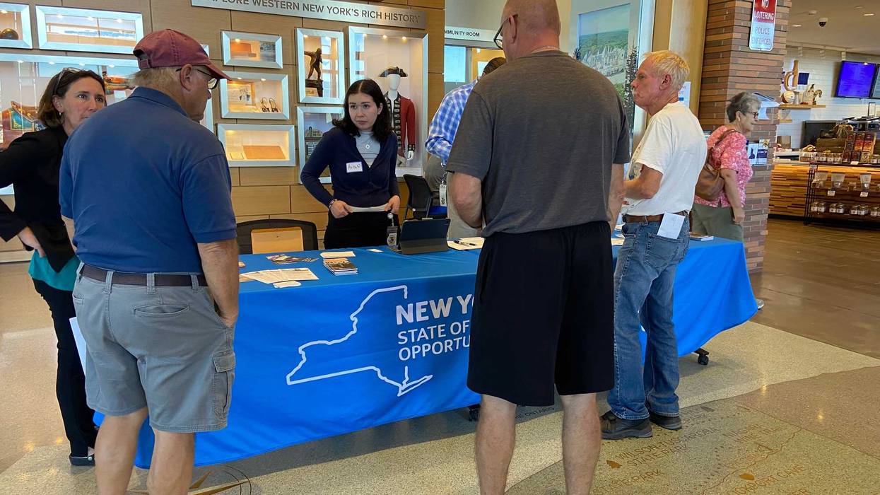 Island residents applaud Thruway Authority for EZ Pass session.