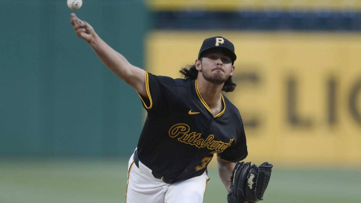 Jared Jones pitching