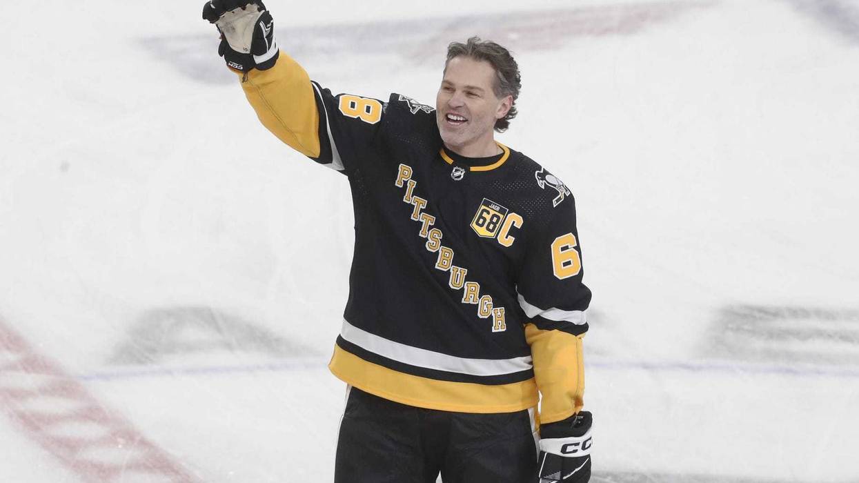 Jaromir Jagr waving to the crowd
