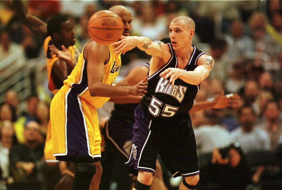 Jason Williams zips a pass against the Los Angeles Lakers