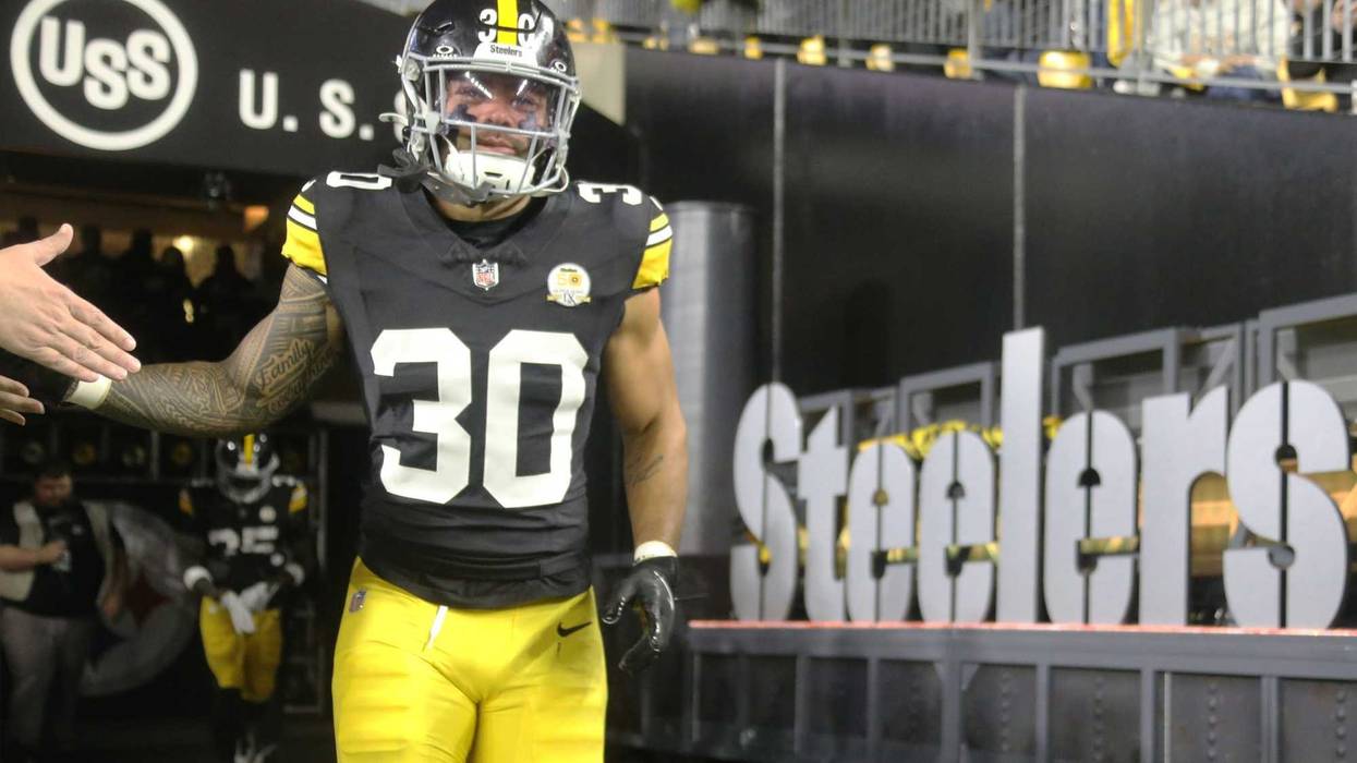 Jaylen Warren entering the stadium