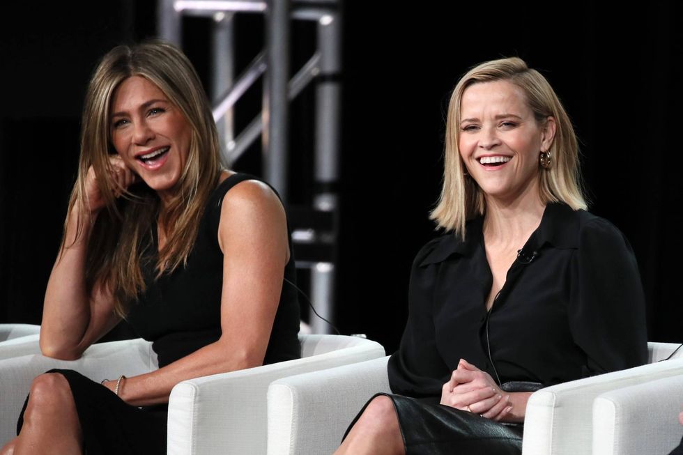 Jennifer Aniston and Reese Witherspoon adorably recreate iconic ‘Friends’ scene