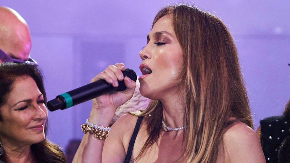 Jennifer Lopez thrills fans with surprise vacation karaoke: Watch it now