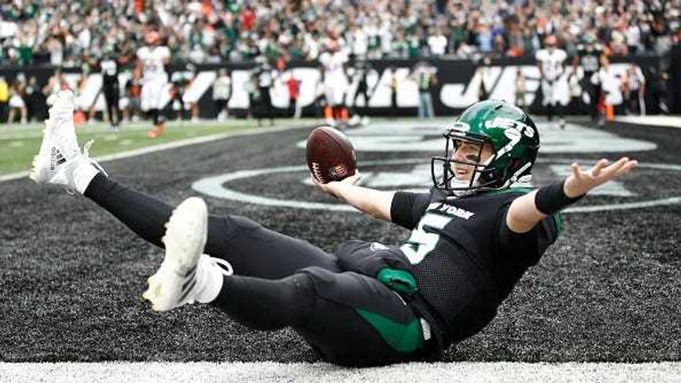 Jets QB Mike White celebrates a 2-point conversion