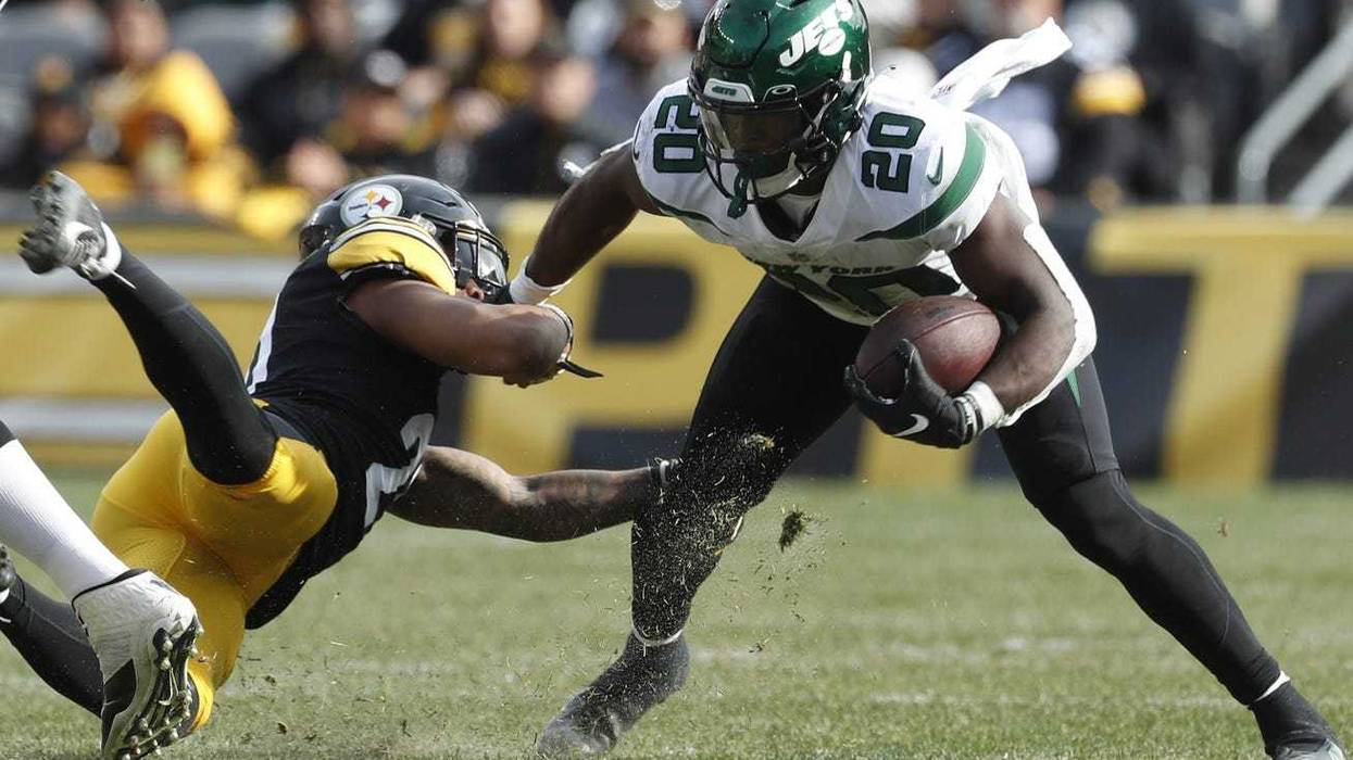 Jets running back breaks Steelers tackle