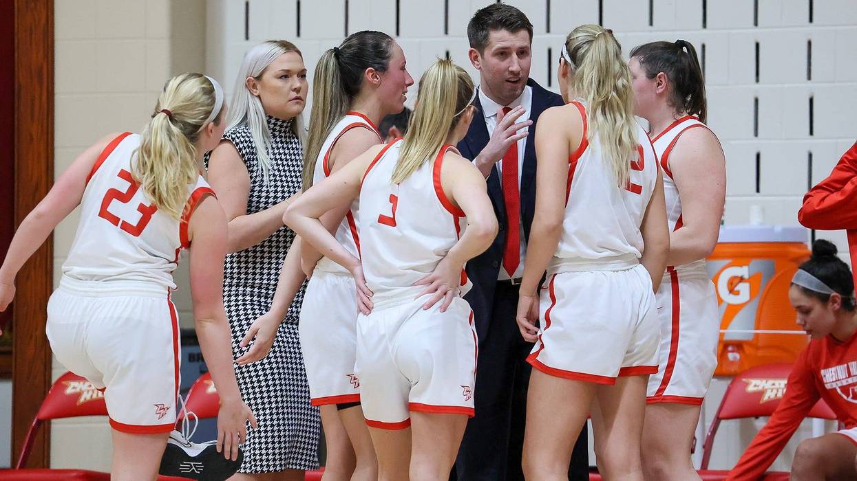 Jim Connolly (center) talks to his players during a timeout.