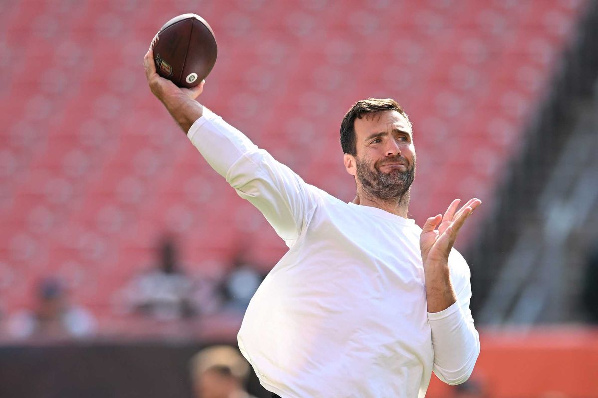 Joe Flacco #19 of the New York Jets warms up before the game against the Cleveland Browns at FirstEnergy Stadium on September 18, 2022 in Cleveland, Ohio.