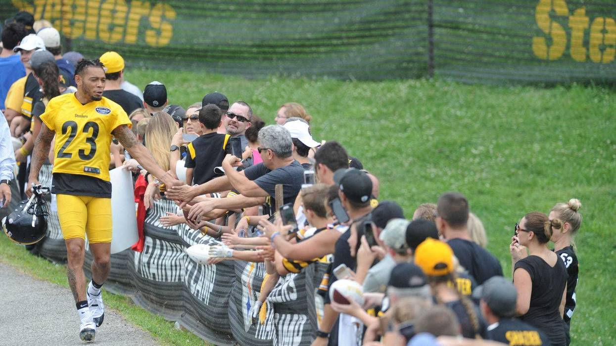 Joe Haden w fans at Steelers camp
