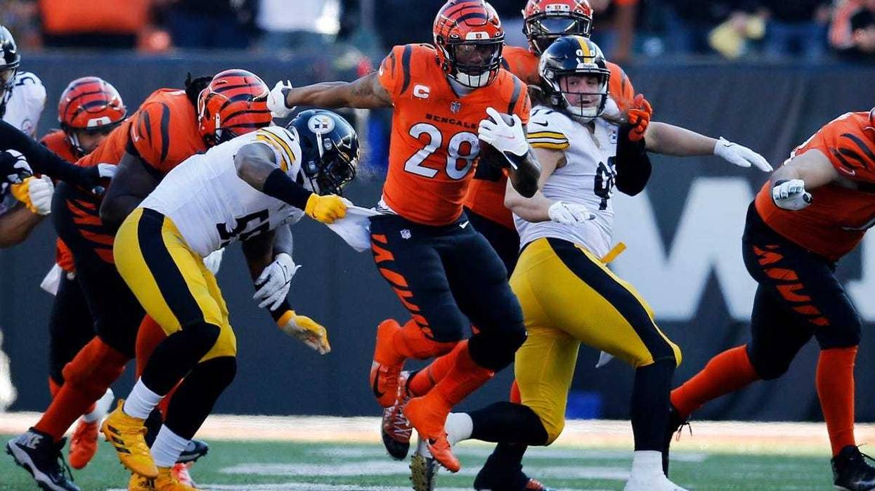 Joe Mixon (28) breaks loose on a long run in the first quarter