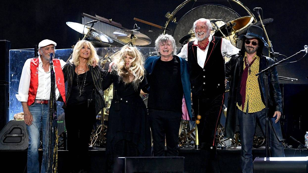John McVie, Christine McVie, Stevie Nicks, Neil Finn, Mick Fleetwood, and Mike Campbell of Fleetwood Mac