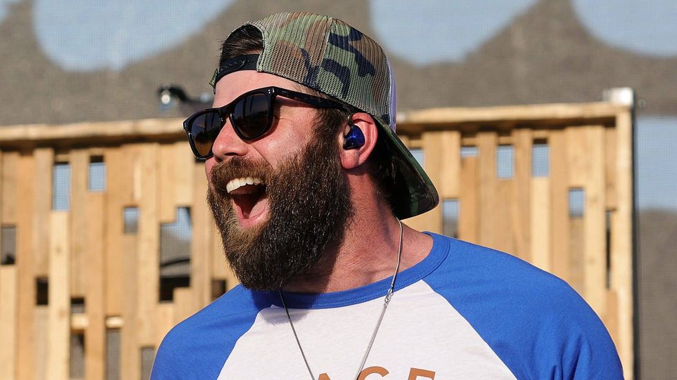 Country artist Jordan Davis is in a Google war with a 6-foot-6, 341-pound football player