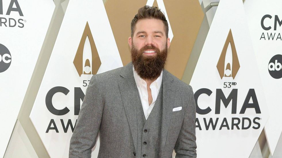 Jordan Davis jokes his #1 song, ‘Buy Dirt’ should come with discounted real estate