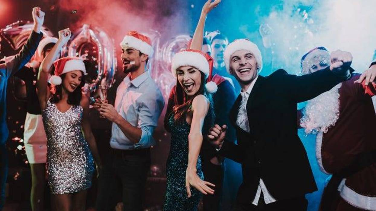 Jovenes bailando en fiesta navideña