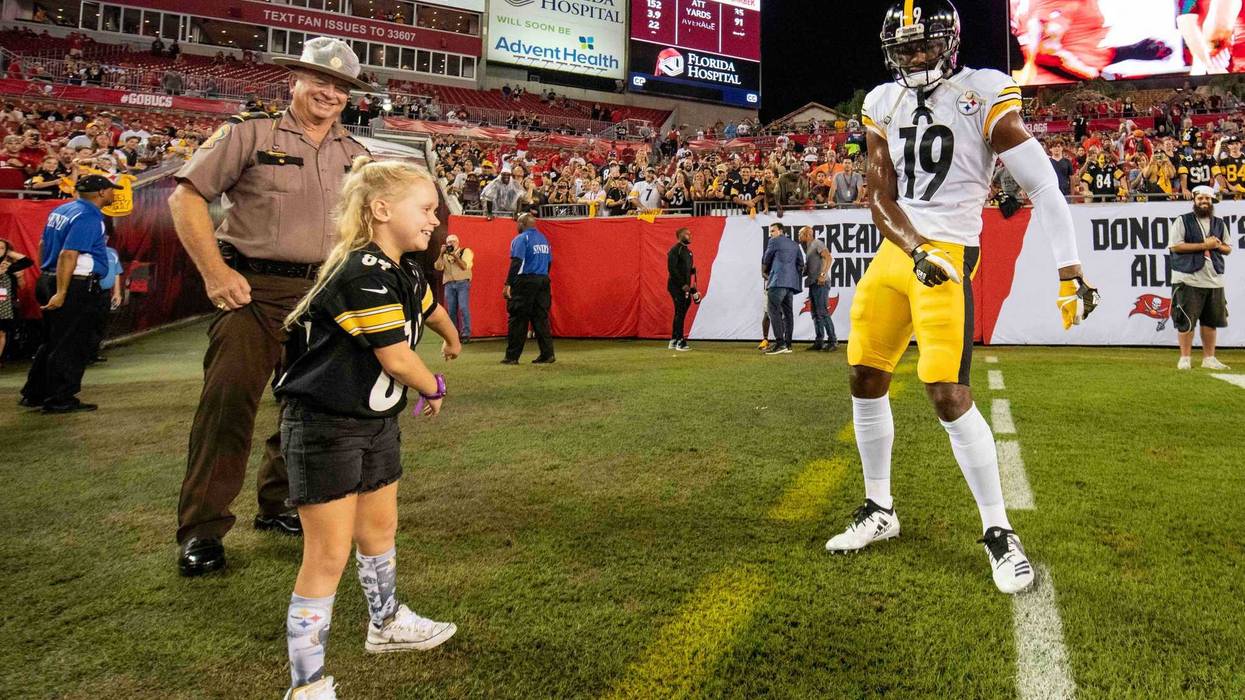 JuJu Smith-Schuster dancing with a fan