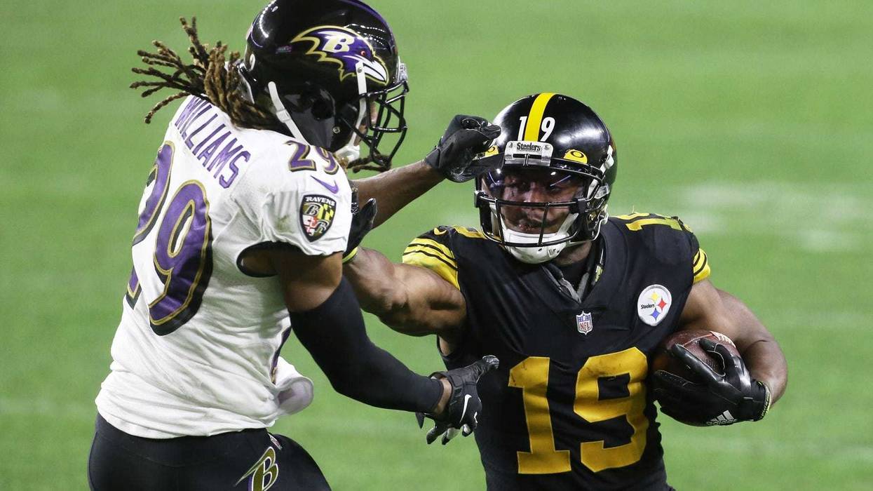JuJu Smith-Schuster pushing Raven