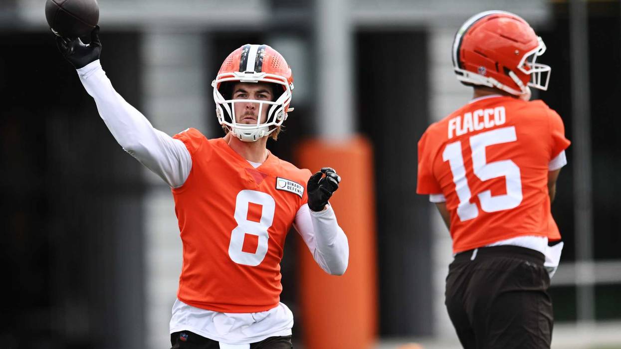 Jun 10, 2025; Berea, OH, USA; Cleveland Browns quarterback Kenny Pickett (8) throws a pass next to quarterback Joe Flacco (15) during minicamp at CrossCountry Mortgage Campus. Mandatory Credit: Ken Blaze-Imagn Images