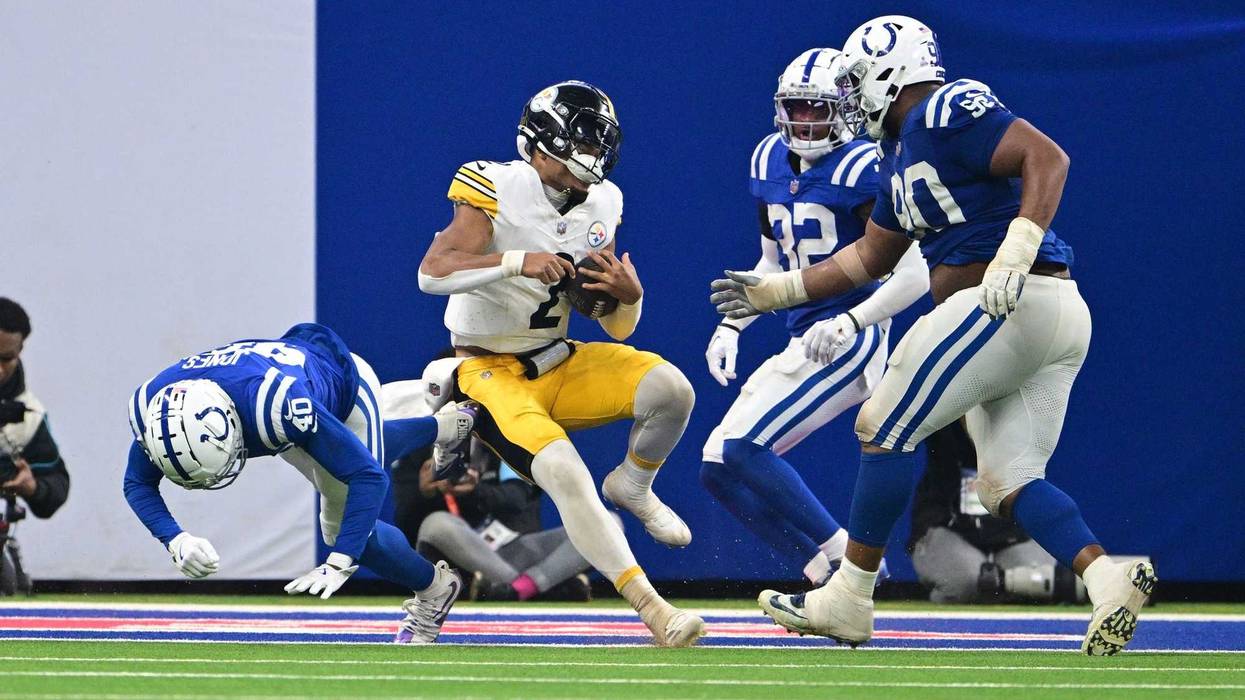 Justin Fields going in for a TD vs Colts