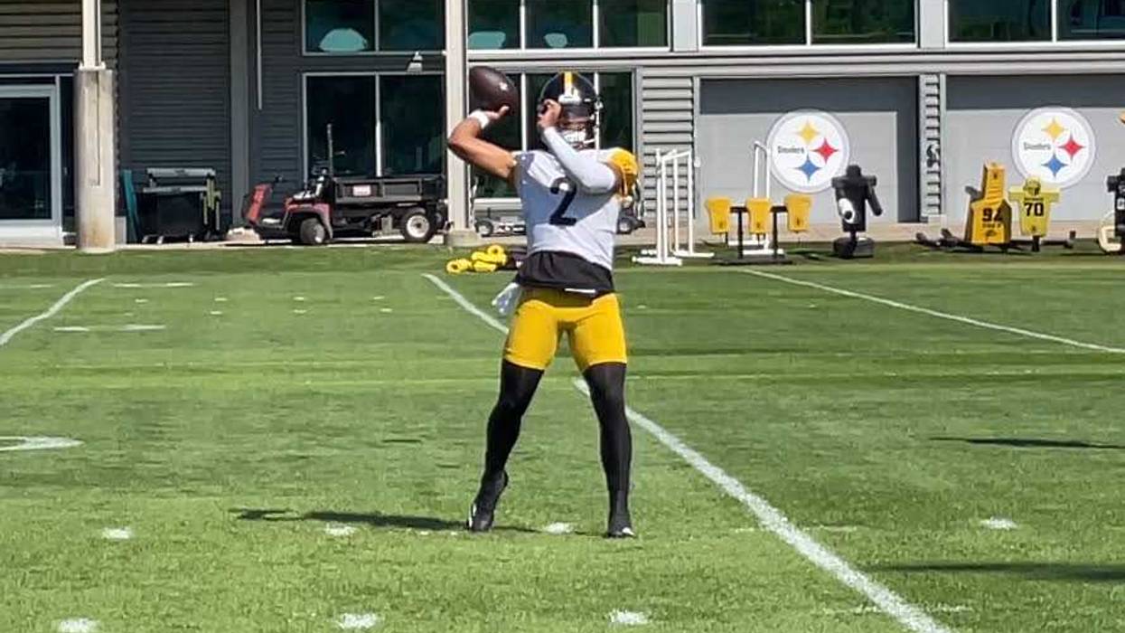 Justin Fields throwing in practice
