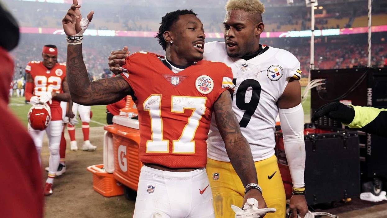 Kansas City, Missouri, USA; Kansas City Chiefs wide receiver Mecole Hardman (17) and Pittsburgh Steelers wide receiver JuJu Smith-Schuster (right)