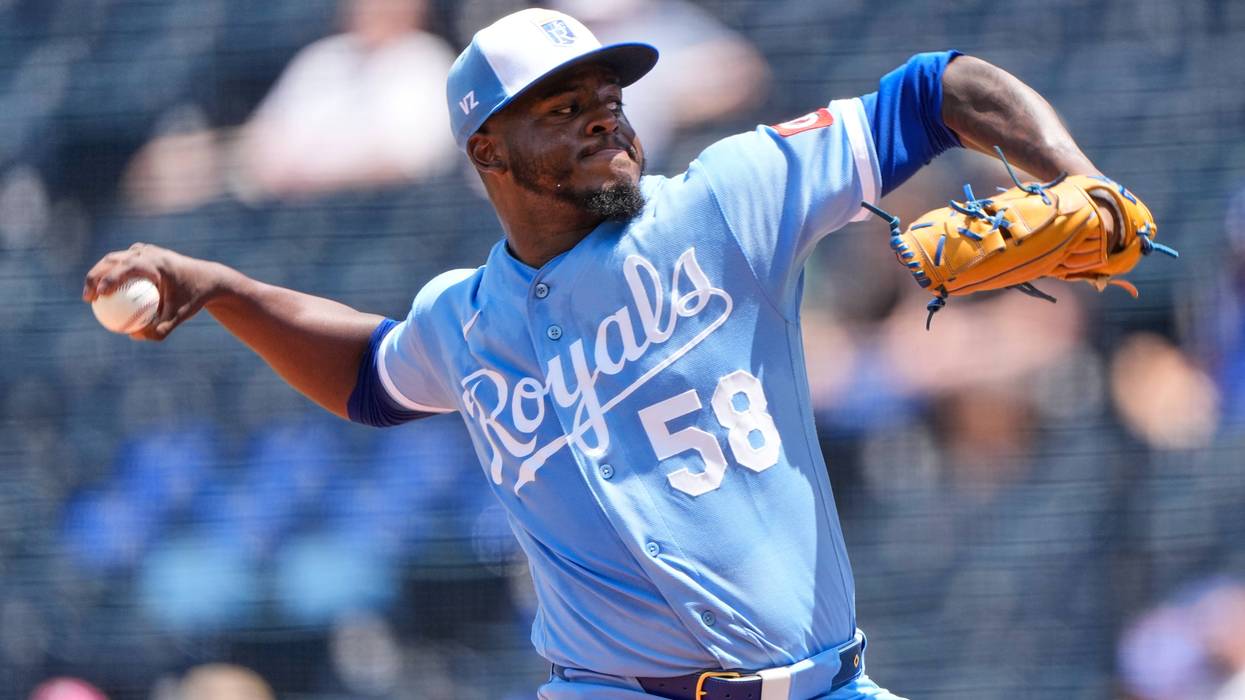 Perez drives in 2 as the Royals beat the Phillies 5-2 to end a 4-game losing streak