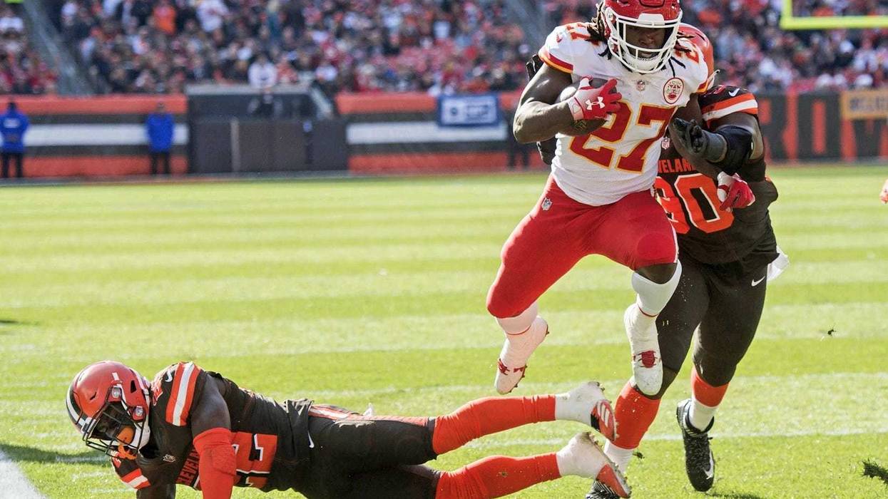 Kareem Hunt scores touchdown against Cleveland Browns