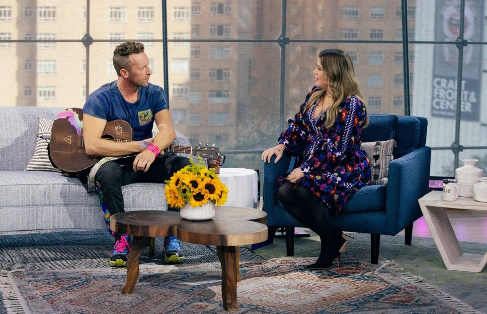 Watch Kelly Clarkson's 5-year-old interrupt Coldplay's Chris Martin to ask for a bathroom break