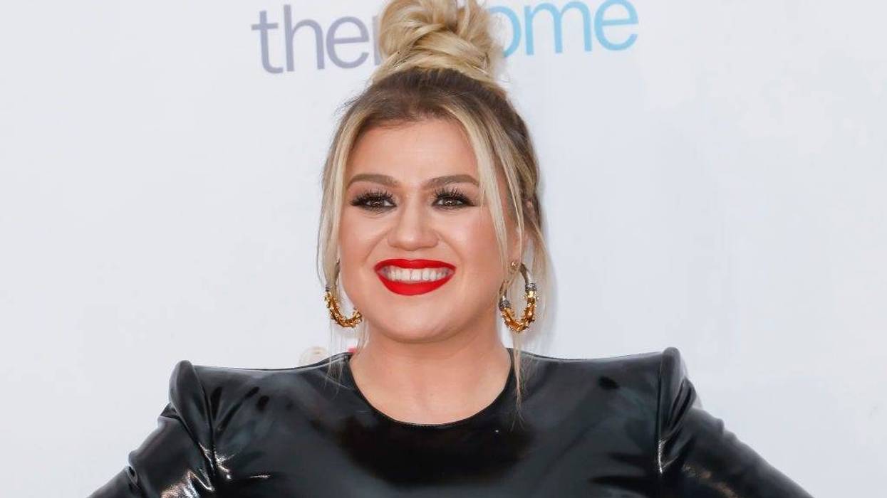 Kelly Clarkson attends the 2020 Hollywood Beauty Awards at The Taglyan Complex on February 06, 2020 in Los Angeles, California.