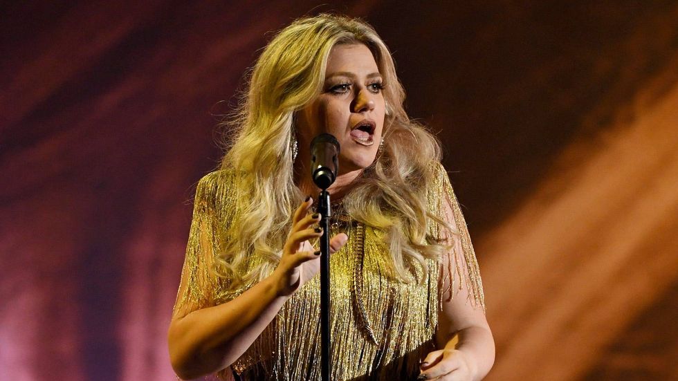 Kelly Clarkson collapsed after watching Anne Hathaway slay her own song