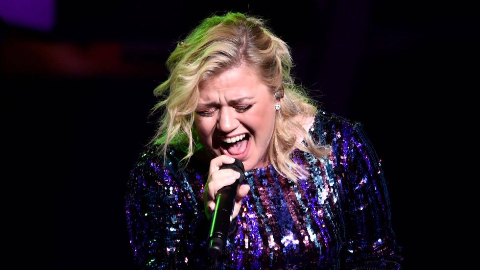 Kelly Clarkson makes studio audience 'Happier Than Ever' with Billie Eilish cover
