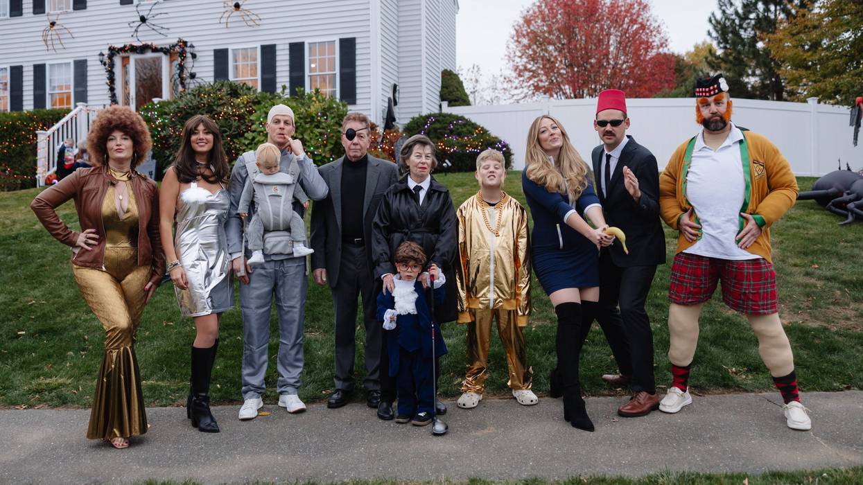 Kendra's friend Lauren and her entire family as Austin Powers