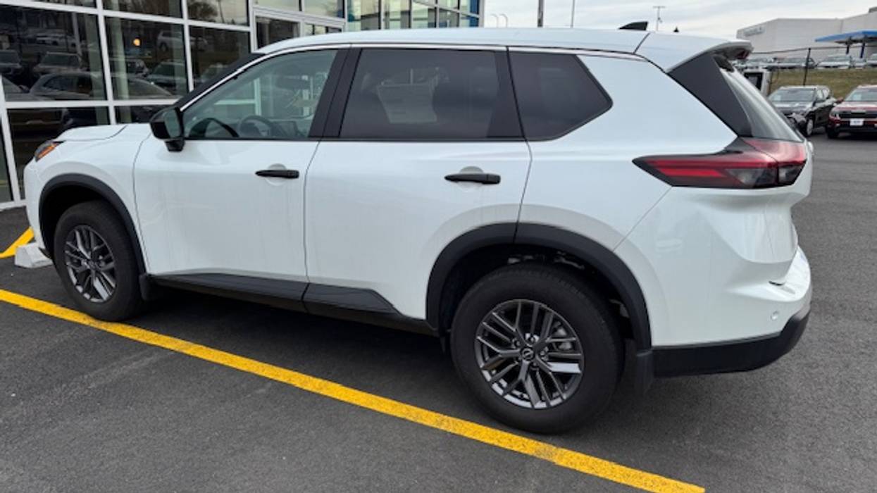 Kendra FINALLY Got A New Car -- One That Her Family Actually Fits Inside!