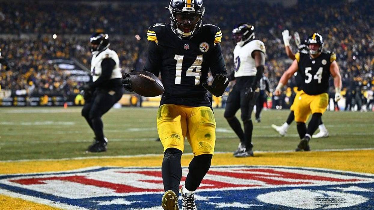 Kenneth Gainwell celebrating TD