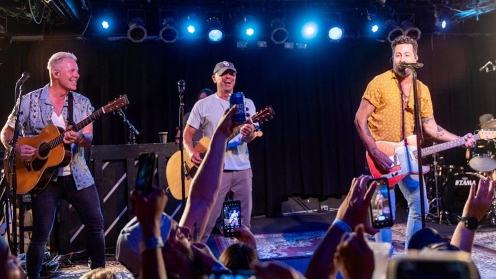 Imagine Kenny Chesney crashes a Country concert at your favorite bar: It happened