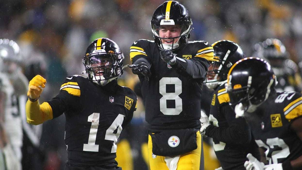 Kenny Pickett celebrates George Pickens and others