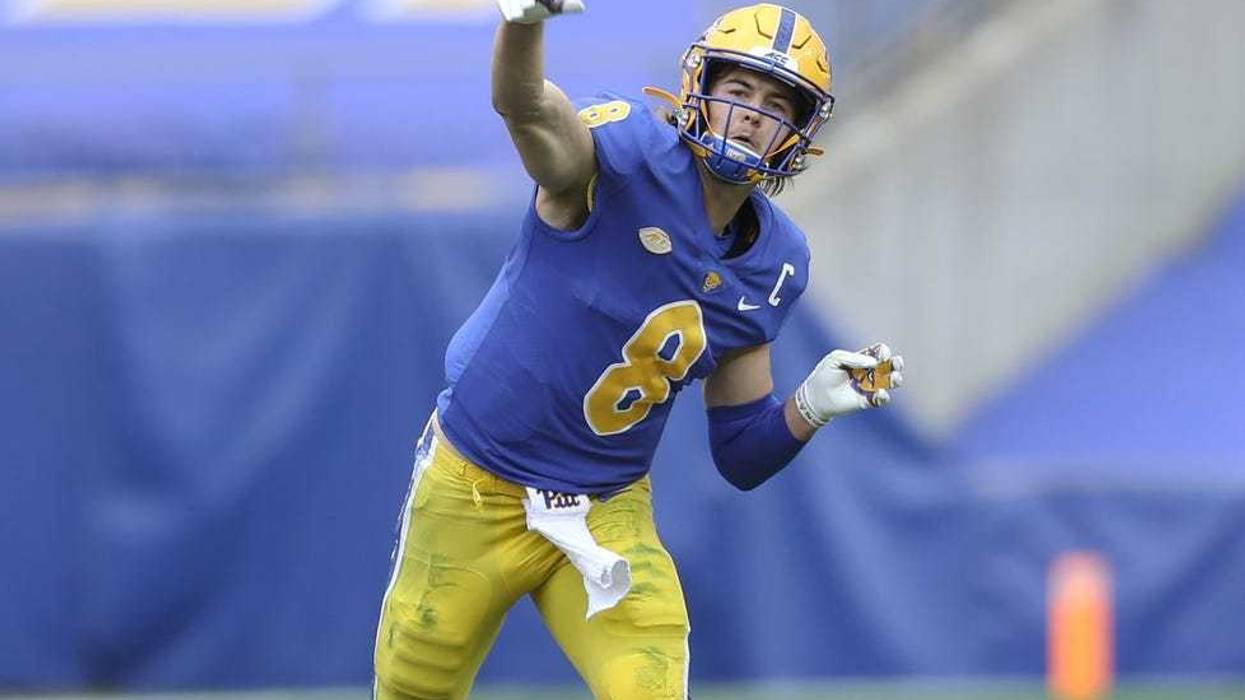 Kenny Pickett throwing a pass