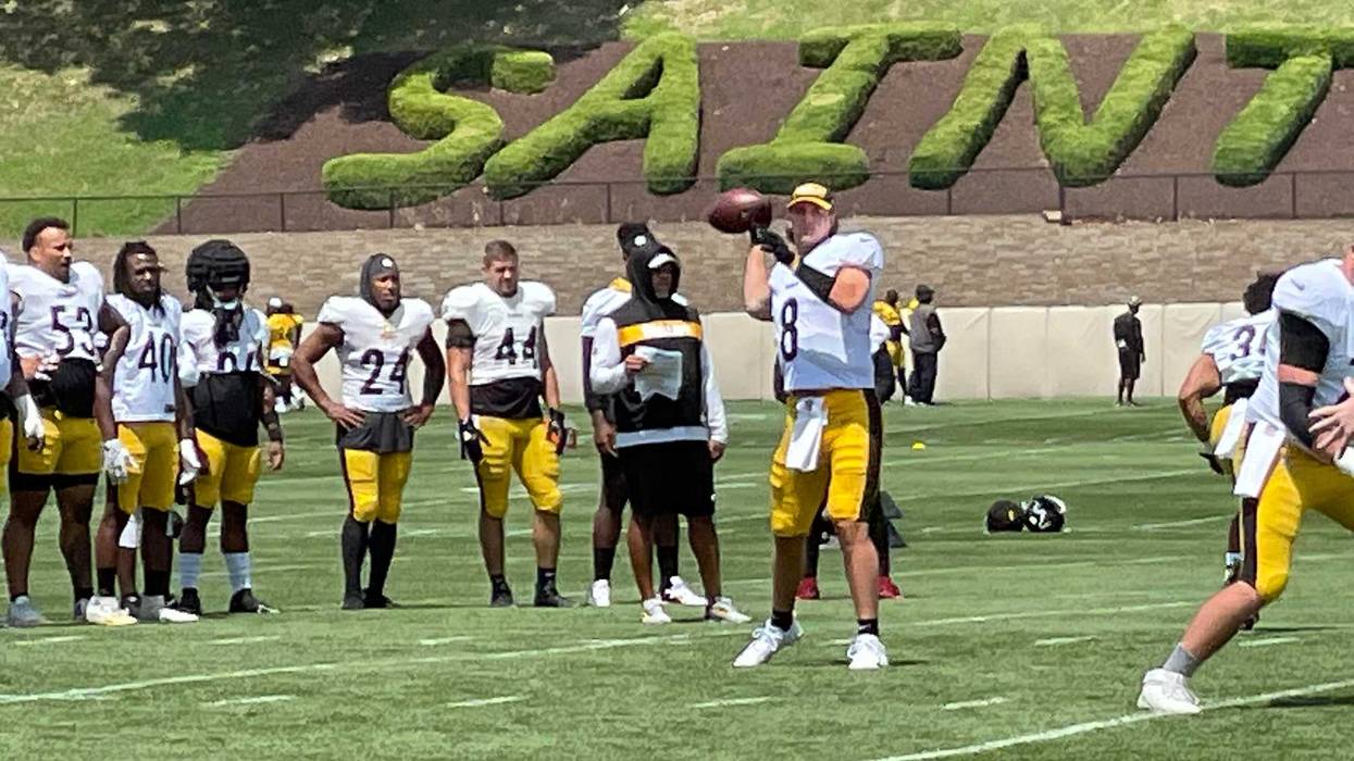 Kenny Pickett throwing at Steelers Training Camp