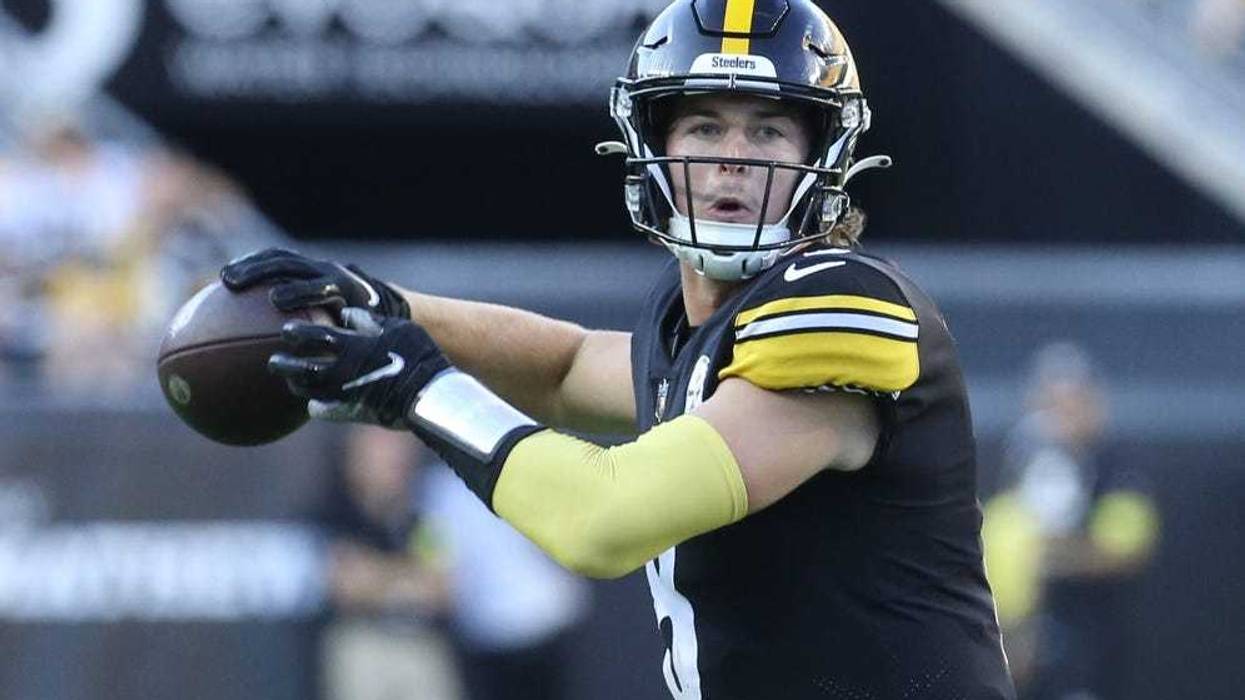 Kenny Pickett throwing in a preseason game