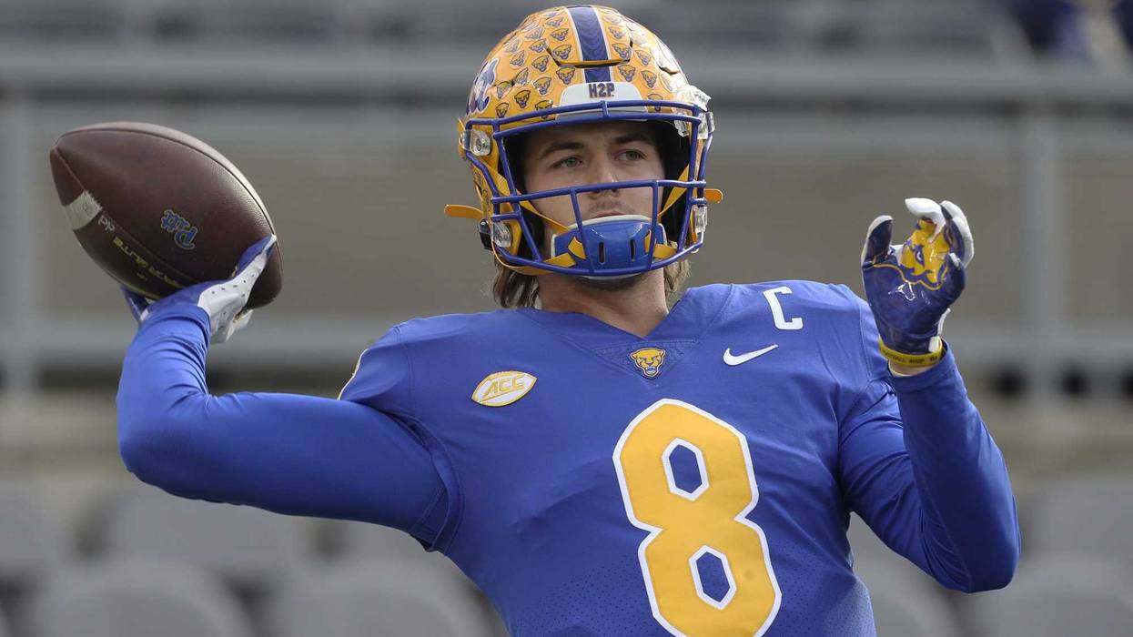 Kenny Pickett throwing in warm-ups