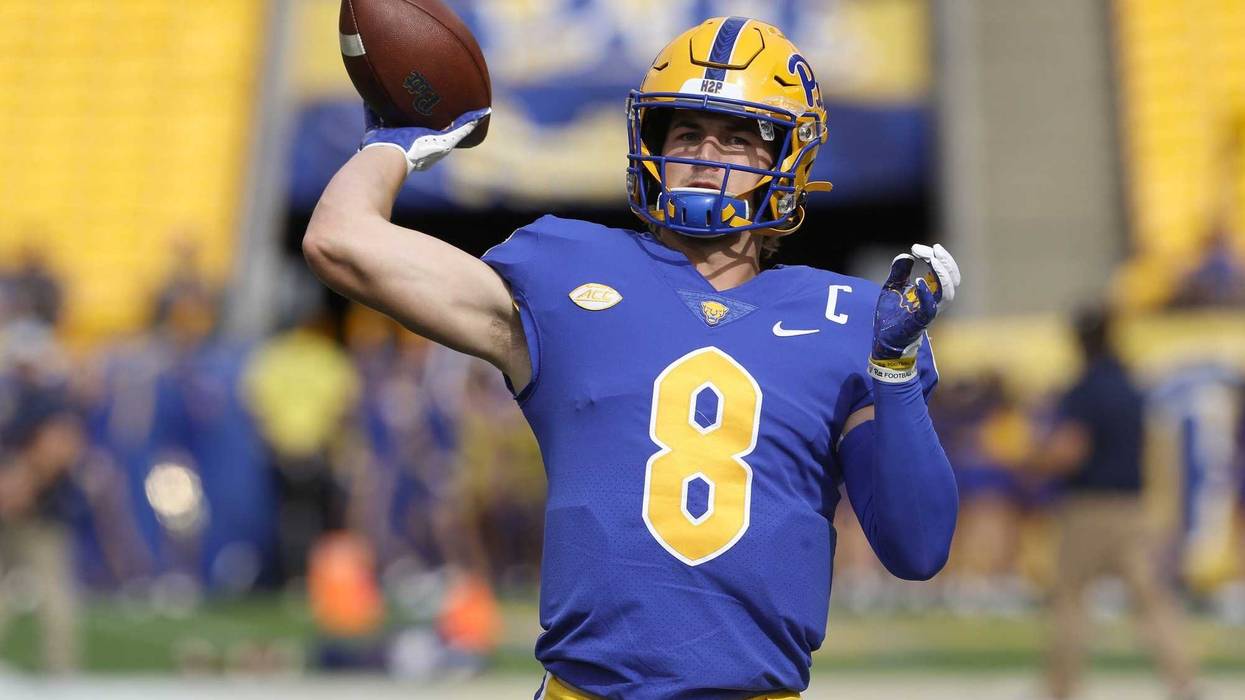 Kenny Pickett throwing in warmups