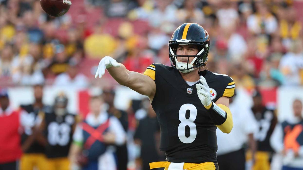 Kenny Pickett throwing v Tampa Bay