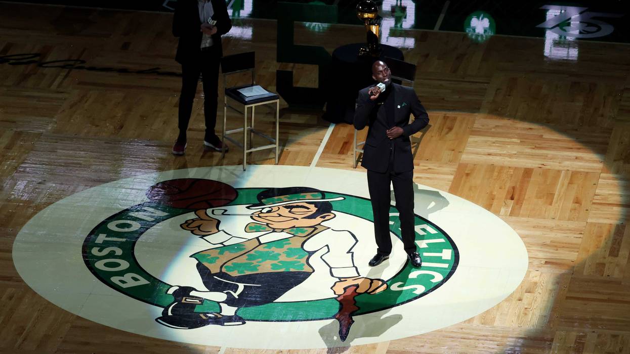 Kevin Garnett addresses Celtics fans at his number retirement