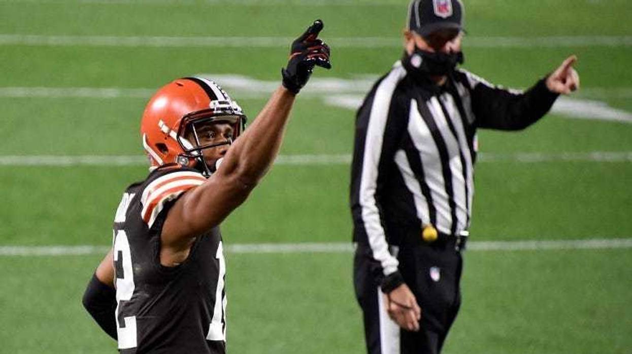 KhaDarel Hodge #12 of the Cleveland Browns signals a first down against the Cincinnati Bengals