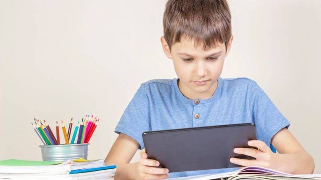 Kid_With_Tablet