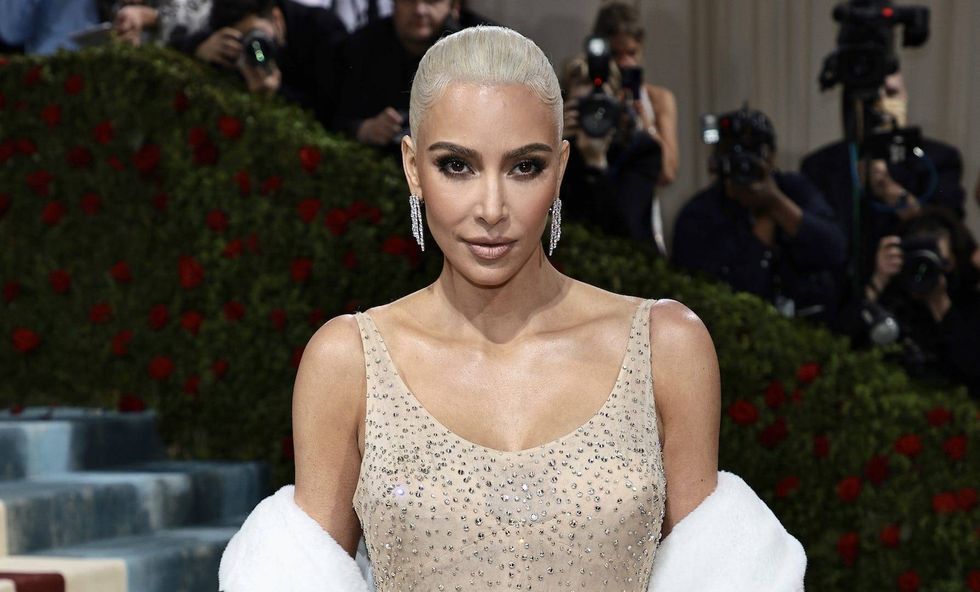 Kim Kardashian says she contacted her late dad through a medium