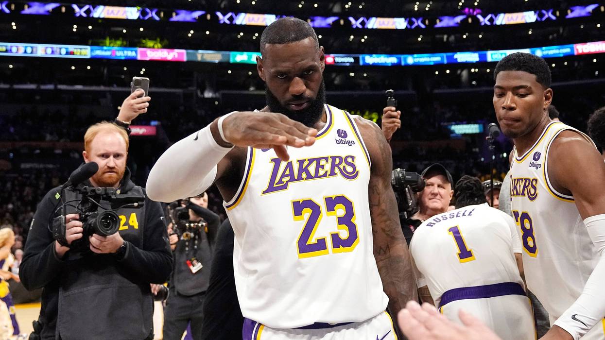 Lakers Tanter Retires Basketball 9
