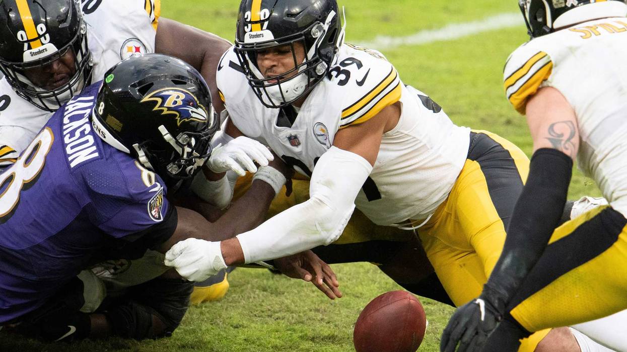 Lamar Jackson fumbles late in the 4th quarter of the Ravens 28-24 loss on Sunday afternoon.